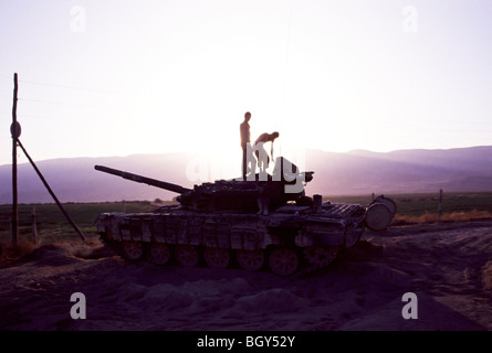 Tadschikische Soldaten auf einen russischen t-72 Kampfpanzer an der Grenze Tadschikistan Afghanistan. Stockfoto