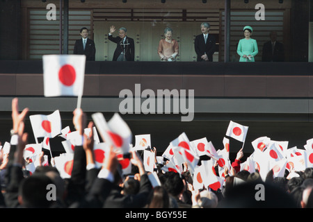 Kaiser Akihito von Japan und seine Familie erhalten die Grüße der Öffentlichkeit am 73. Geburtstag des Kaisers, Tokyo, Japan Stockfoto