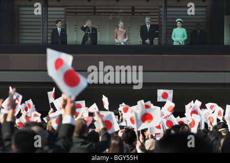 Kaiser Akihito von Japan und seine Familie erhalten die Grüße der Öffentlichkeit am 73. Geburtstag des Kaisers, Tokyo, Japan Stockfoto