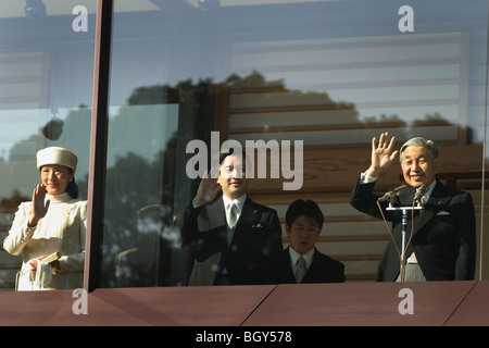 Kaiser Akihito von Japan und seine Familie erhalten die Grüße der Öffentlichkeit am 73. Geburtstag des Kaisers, Tokyo-Japan Stockfoto