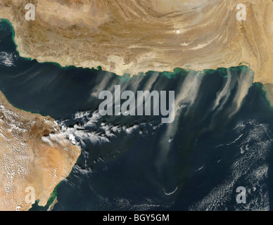 starker Wind wehte Staub und Sand aus dem Makran-Gebirge im südlichen Pakistan und Iran, über das Arabische Meer. Stockfoto