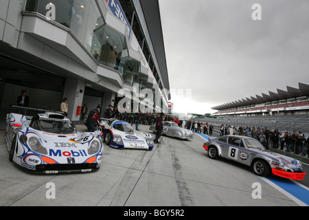 Porsche Museum Autos (von links nach rechts) - 1998 911 GT1 (Mobil), 1987 962 (Rothmans), 1951 356SL Coupe und 1973 911 Carrera RSR Stockfoto