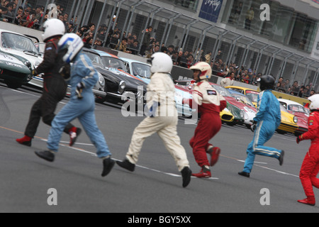 Autos abheben aus dem Le Mans-Stil. Le Mans Classic Autorennen, Fuji Speedway, Japan, Sonntag, 11. November 2007. Stockfoto
