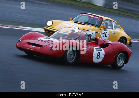 1974 Porsche 911 und einem 1967 Abarth 1000SP. Le Mans Classic Car Rennen, Fuji Speedway, Japan, Samstag, 10. November 2007. Stockfoto