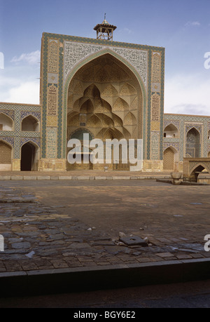 Kufische Inschriften auf der West Iwan der Freitagsmoschee, Jami Masjid-i, Isfahan, Iran 690123 020 Stockfoto