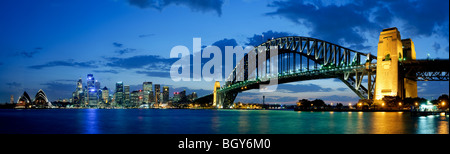 Sydney Harbour Stadtbild in der Abenddämmerung mit Sydney Harbour Bridge auf der rechten Seite und das Sydney Opera House auf der extremen linken Seite Stockfoto