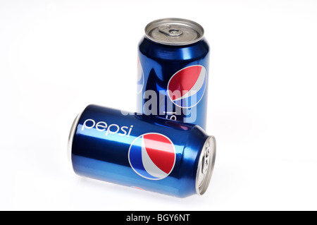 2 Dosen 1 auf der Seite von Pepsi Cola auf weißem Hintergrund Stockfoto