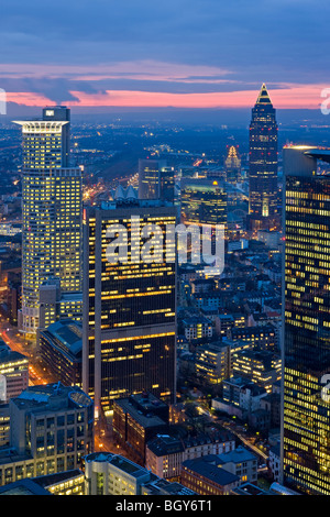 Sonnenuntergang über dem Messeturm und Westendstraße 1 Wolkenkratzer und die Stadt Frankfurt Am Main, Hessen, Deutschland, Europa. Stockfoto