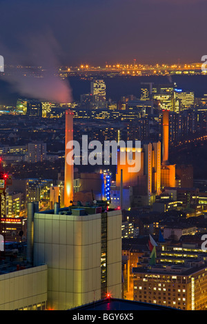 Kraftwerk in der Abenddämmerung in der Stadt Frankfurt Am Main, Hessen, Deutschland, Europa mit roten Lichtern beleuchtet. Stockfoto