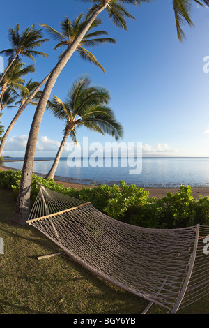 Eine leere Hängematte auf Molokai im Hinblick auf die Insel Lanai. Stockfoto