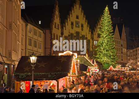 Christkindlmarkt (Weihnachtsmarkt) Stände Satz oben vor der Römer, Rathaus (City Hall) in dem Römerberg (Rathausplatz) Stockfoto