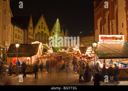 Christkindlmarkt (Weihnachtsmarkt) Stände Satz oben vor der Römer, Rathaus (City Hall) in dem Römerberg (Rathausplatz) Stockfoto