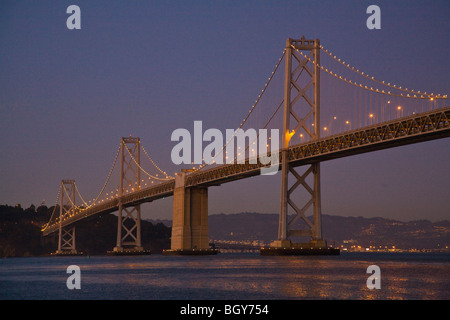 Die BAY BRIDGE bei Nacht von THE EMBARCADERO - SAN FRANCISCO, Kalifornien Stockfoto