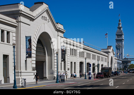 Das FERRY BUILDING MARKETPLACE und PIER 3 am EMBARCADERO - SAN FRANCISCO, Kalifornien Stockfoto