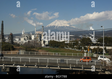 Mount Fuji, hinter einer Kulisse von landwirtschaftlichen und industriellen Landschaft, von einem Shinkansen-Hochgeschwindigkeitszug Fenster, Japan gesehen. Stockfoto