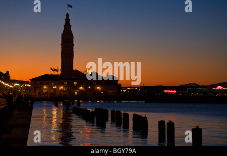 Das FERRY BUILDING MARKETPLACE bei Sonnenuntergang entlang dem EMBARCADERO - SAN FRANCISCO, Kalifornien Stockfoto