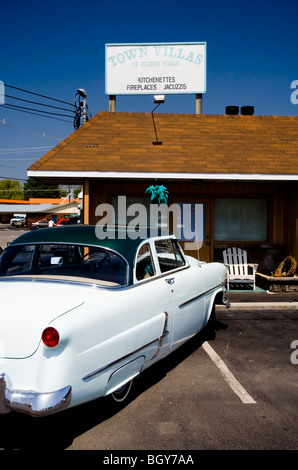 Ein Alter Ford draußen ein Motel. Stockfoto