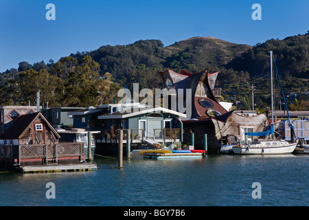 Segelboote sind neben Haus Boote IN SAUSALITO - SAN FRANCISCO BAY, Kalifornien angedockt. Stockfoto