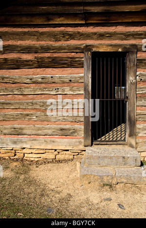 Eine alte Holzstruktur mit vergitterten Türen und Fenster. Stockfoto