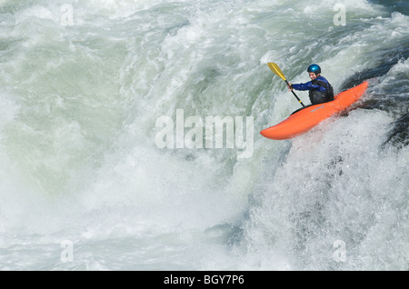 Ein Kajakfahrer senkt sich nach unten Dillon fällt auf Deschutes River. Stockfoto