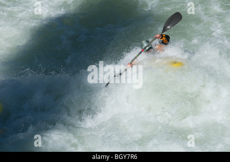 Ein Kajakfahrer senkt sich nach unten Dillon fällt auf Deschutes River. Stockfoto