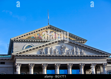 Details der Fassade über dem Eingang zum Nationaltheater München (National Theater München), Stadt München (München), Bav Stockfoto