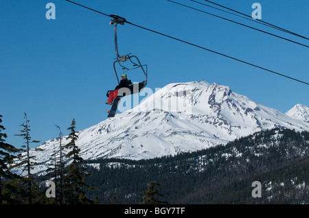 Ein Snowboarder fährt der Sessellift am Mt Bachelor Stockfoto