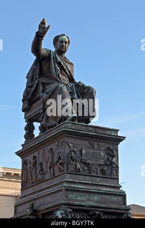 Statue/Denkmal für König Maximilian 1. von Bayern im Max-Joseph-Platz außerhalb der Nationaltheater München (National Theater Muni Stockfoto