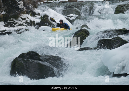 Ein Kajakfahrer senkt sich einen ClassV Abschnitt über den Deschutes River Stockfoto