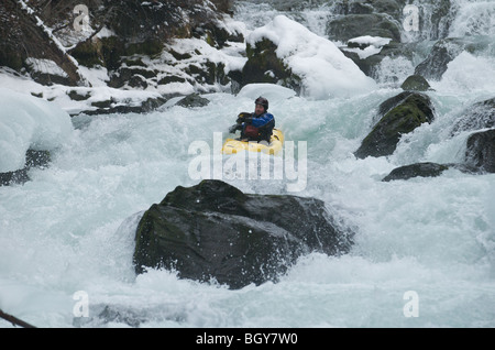 Ein Kajakfahrer senkt sich einen ClassV Abschnitt über den Deschutes River Stockfoto