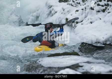 Ein Kajakfahrer senkt sich einen ClassV Abschnitt über den Deschutes River Stockfoto