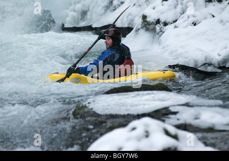 Ein Kajakfahrer senkt sich einen ClassV Abschnitt über den Deschutes River Stockfoto