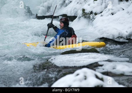 Ein Kajakfahrer senkt sich einen ClassV Abschnitt über den Deschutes River Stockfoto