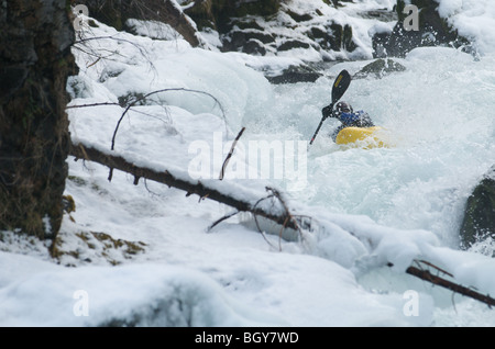 Ein Kajakfahrer senkt sich einen ClassV Abschnitt über den Deschutes River Stockfoto