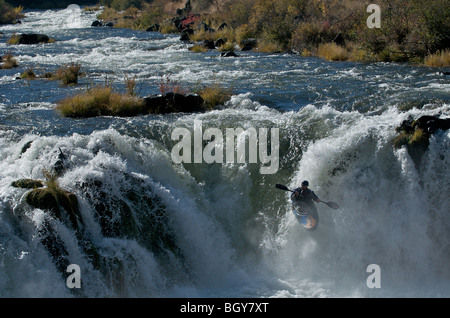 Ein Kajakfahrer fällt einen Wasserfall auf dem Deschutes River. Stockfoto