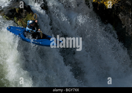 Ein Kajakfahrer fällt einen Wasserfall auf dem Deschutes River. Stockfoto