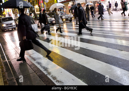 Regnerischen Nacht in Shinjuku Bezirk von Tokio, Japan, Freitag, 30. Januar 2009. Stockfoto