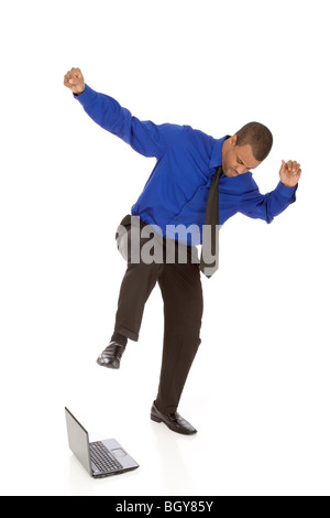 Afrikanische amerikanische Geschäftsmann treten einen Laptop auf weißem Hintergrund Stockfoto