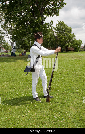 Krieg von 1812 Reenactor: amerikanischer Soldat stehend mit Muskete. Stockfoto