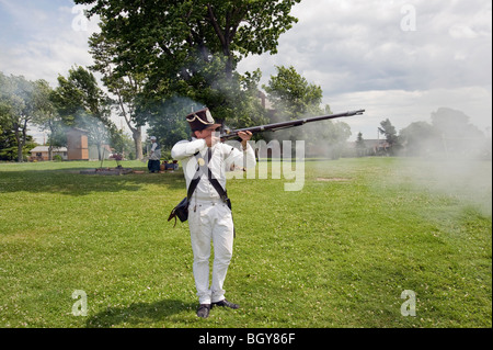 Krieg von 1812 Reenactor: amerikanischer Soldat Muskete abfeuern. Stockfoto