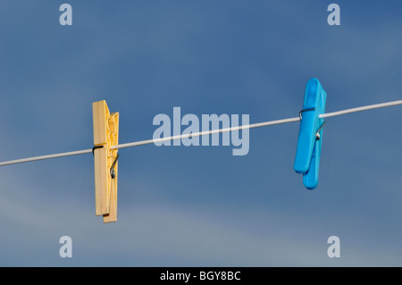 Zwei Stifte auf der Wäscheleine Stockfoto