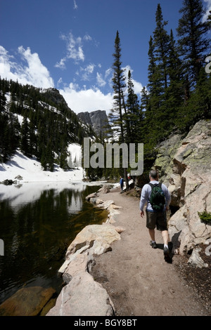 Wanderer auf Trail-running-neben Nymphe See, Rocky Mountain Nationalpark, Colorado, USA Stockfoto