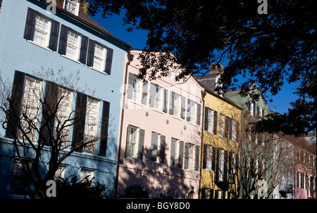 Bunte Häuser Linie Rainbow Row, East Bay Street, Charleston, South Carolina, Vereinigte Staaten von Amerika. Stockfoto