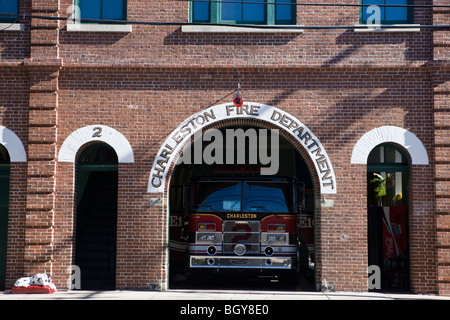 Ein Dalmatiner sitzt drausen der Charleston-Feuerwehr-Garage für Motor 2 Meeting Street, Charleston Stockfoto