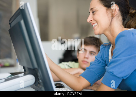 College-Studierender, die Arbeiten am Computer Zuordnung Stockfoto