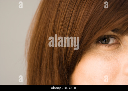 Junge Brünette Frau, Blick in die Kamera, beschnitten Stockfoto