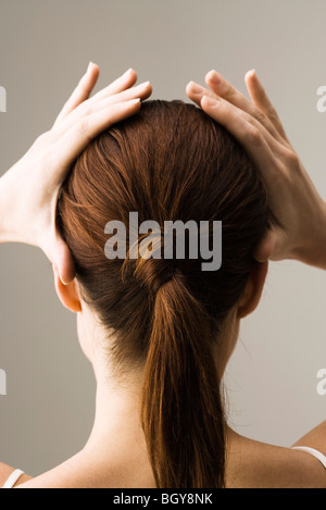 Frau Haar-Styling, Rückansicht Stockfoto