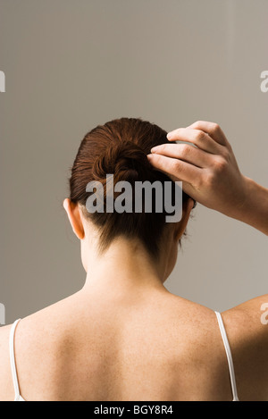 Frau Haar-Styling, Rückansicht Stockfoto