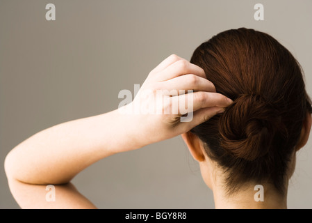 Frau Haar-Styling, Rückansicht Stockfoto