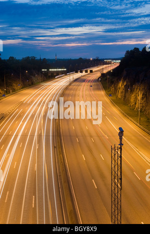 Lichtspuren des Verkehrs auf der Autobahn Stockfoto